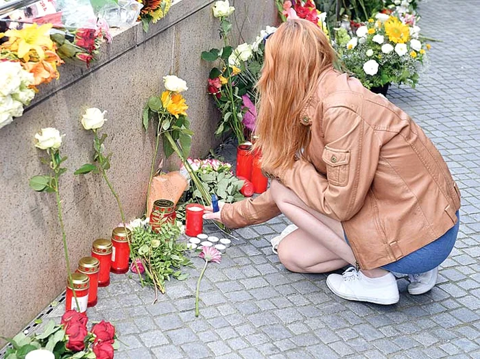 Ieri, zona în care  a avut loc atacul  s-a umplut de  flori şi lumânări