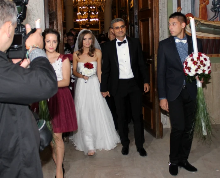 Oana şi Robert au ieşit zâmbitori după cununia religioasă