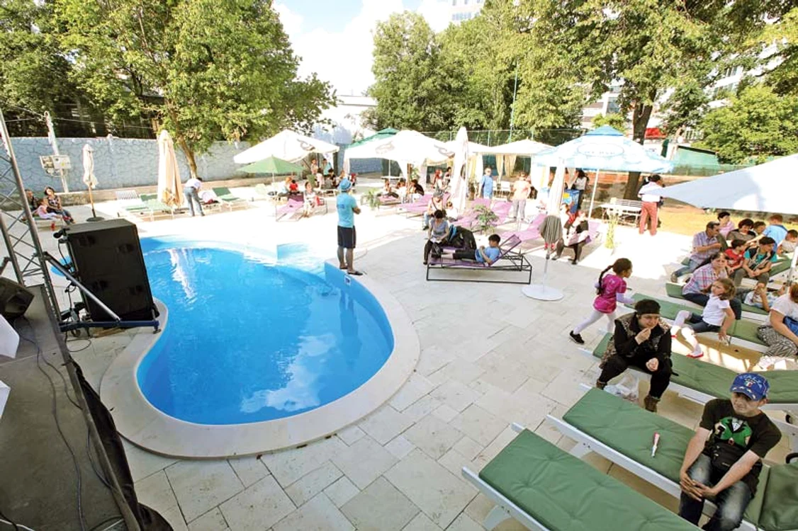 Brigitte a avut joi treabă  în Bucureşti: ea a inaugurat  piscina de la locul de joacă,  afacere pe care a pus-o  singură pe picioare