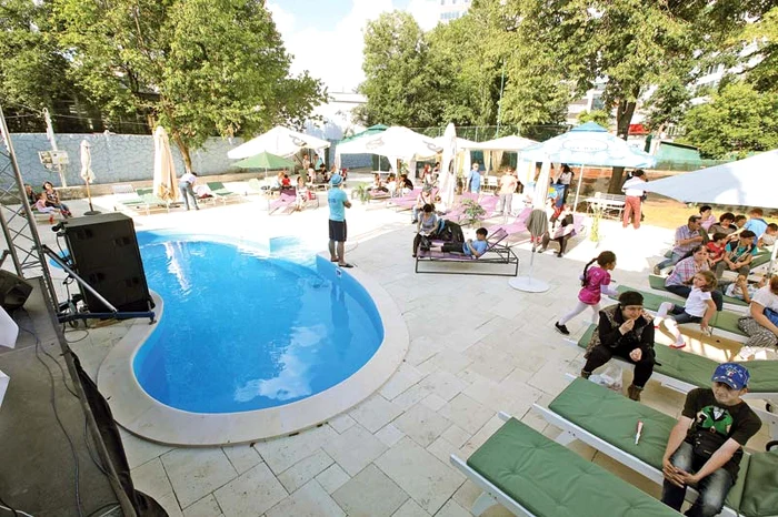 Brigitte a avut joi treabă  în Bucureşti: ea a inaugurat  piscina de la locul de joacă,  afacere pe care a pus-o  singură pe picioare