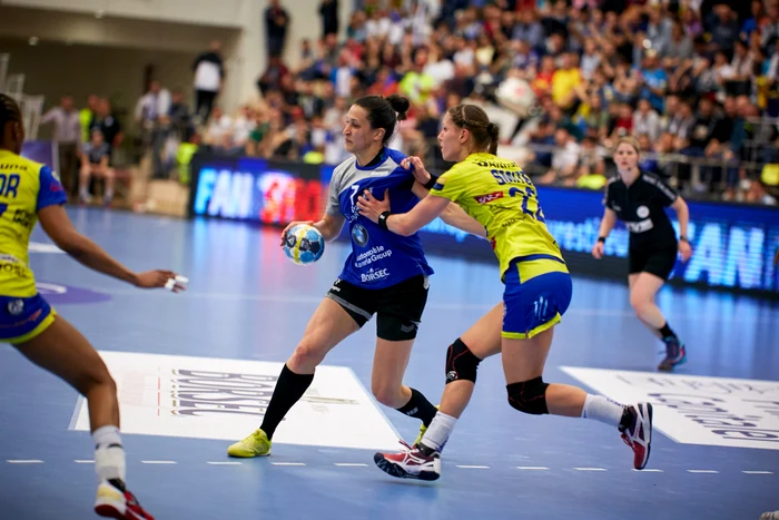 
    Alături de Cristina Neagu, Andrea Lekic e capabilă să destabilizeze apărarea lui MetzFoto: Sport Pictures  