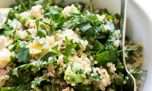 salata kale cu quinoa si avocado jpeg