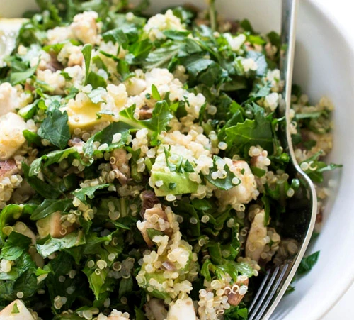 salata kale cu quinoa si avocado jpeg
