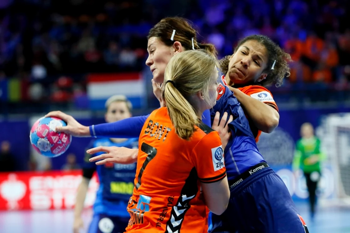 
    Elena Perianu este blocată de handbalistele olandezeFoto: EPA  