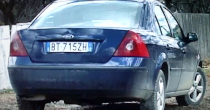 Maşina stă în faţa primăriei aşteptând vremuri mai bune