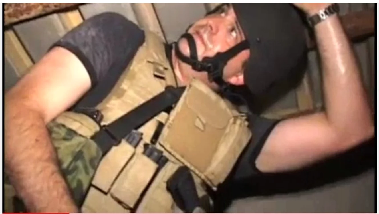 Militar american în beciul ostaticilor.