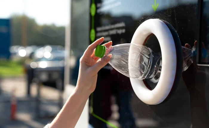 Angajatul unui supermarket a păcălit de mii de ori Sistemul de Garanție-Returnare / foto: arhivă