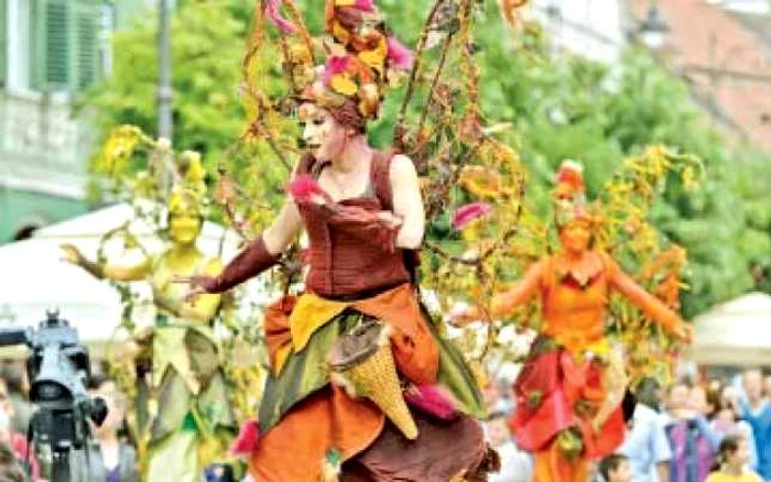 Trupele „The Fairies Group“ (sus şi jos), „Ciaffero Comic Band“ (dreapta sus) şi Fanfara de la Cozmeşti (dreapta jos) au animat străzile Sibiului chiar şi pe ploaie