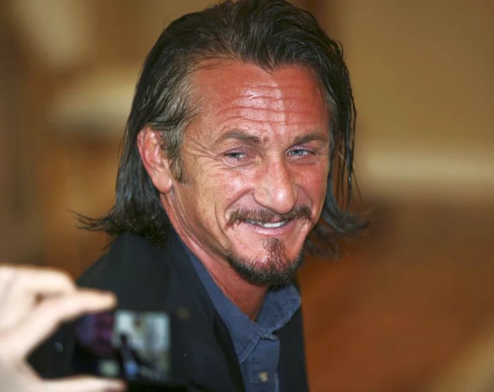 Sean Penn, fotografiat de o admiratoare la un eveniment public din octombrie 2012. (Foto: Reuters)