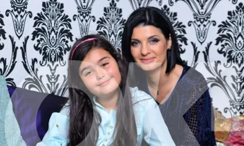 Lavinia Șandru și fiica ei, Sara Gabriela în 2014   Sorin Stana, OK România png