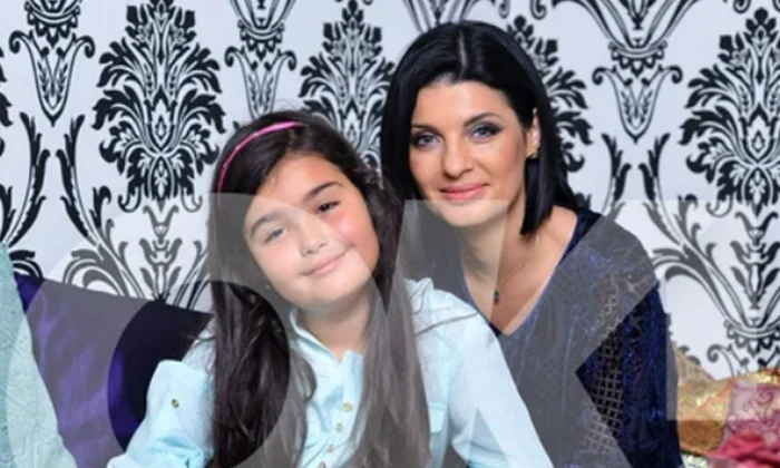 Lavinia Șandru și fiica ei, Sara Gabriela în 2014   Sorin Stana, OK România png