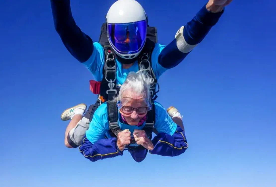 Manette Baillie, 102 ani, în timp ce sărea cu parașuta. August 2024