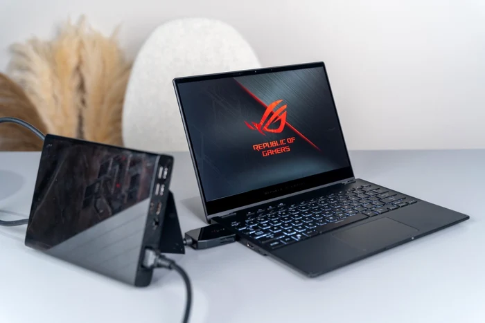 Laptopul convertibil Asus ROG Flow X13 cu staţia graficp XG Mobile.