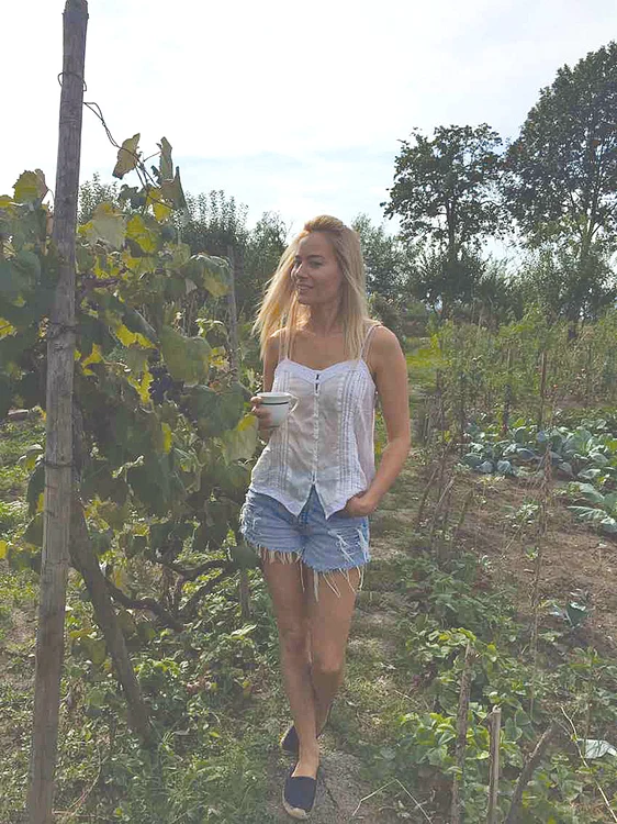 Laura Cosoi, în inspecţie la vie, în satul copilăriei, Coslariu (Iaşi)