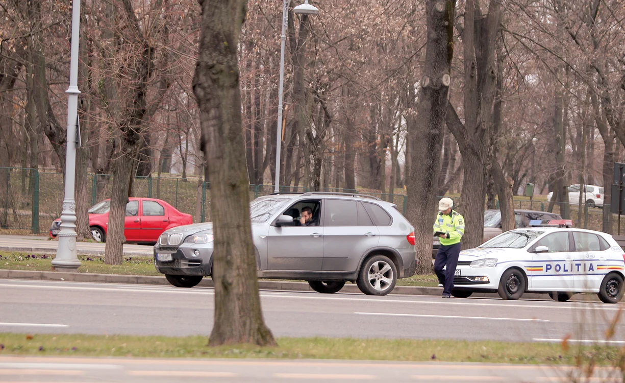 
    Pe Randi l-a apucat durerea  de cap când a aflat că va  rămâne fără permis. El nu  a acordat prioritate în  rondul de la Charles de GaulleFotografii: Mihai Ionescu   