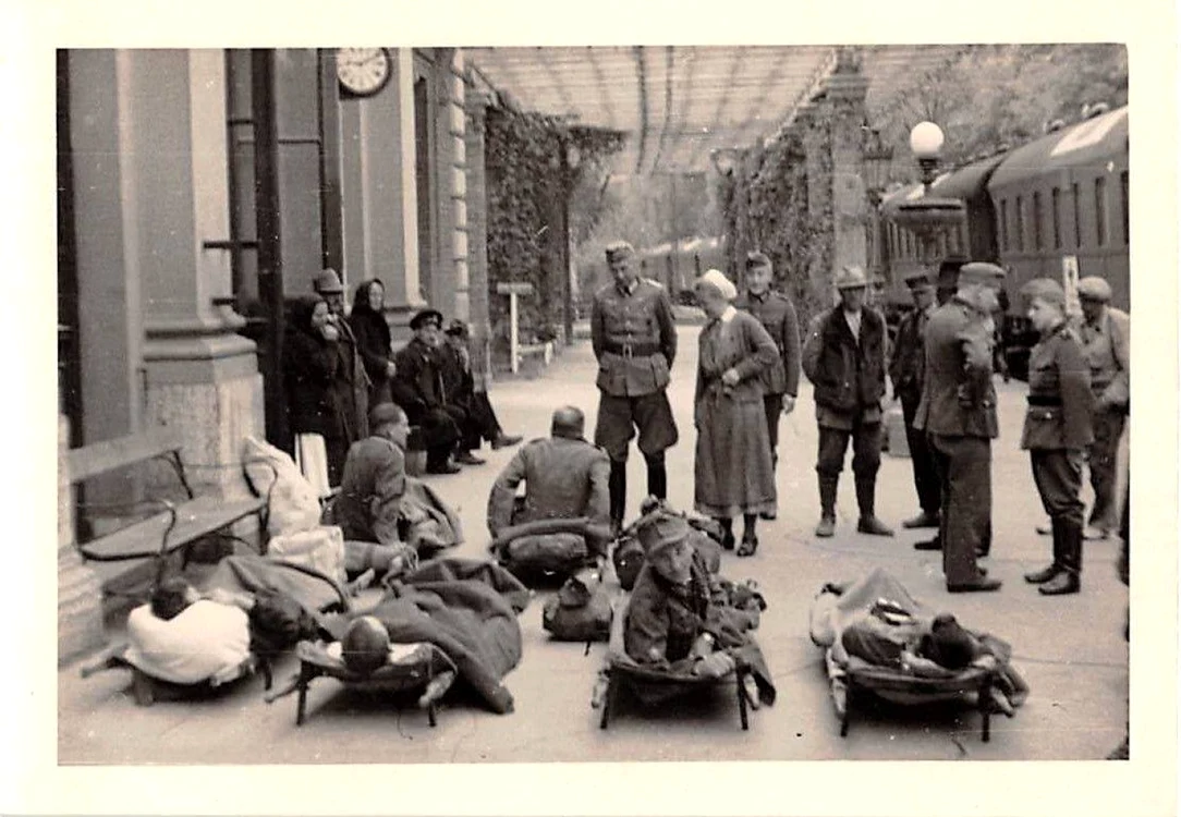 Sodaţi germani, în gara din Băile Herculane, în anii 1941-1942. FOTO: Ebay