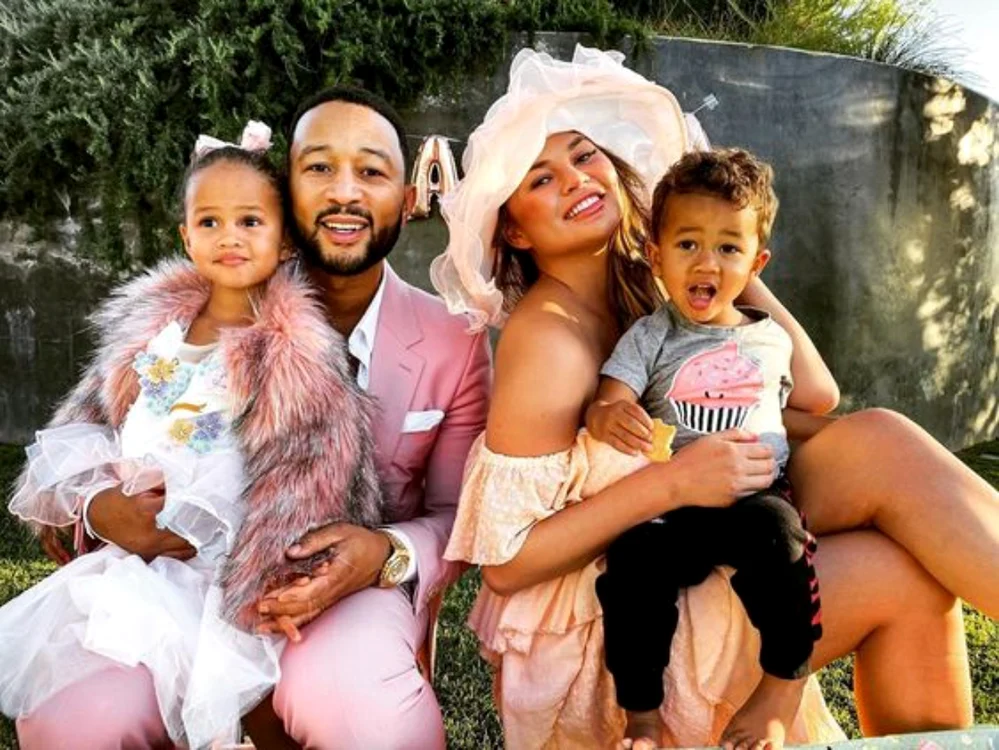 Chrissy Teigen si john Legend jpeg