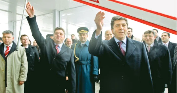 Gheorghe Ivanov (stânga), şi Gheorghi Părvanov, au ridicat, simbolic, bariera dintre cele două state