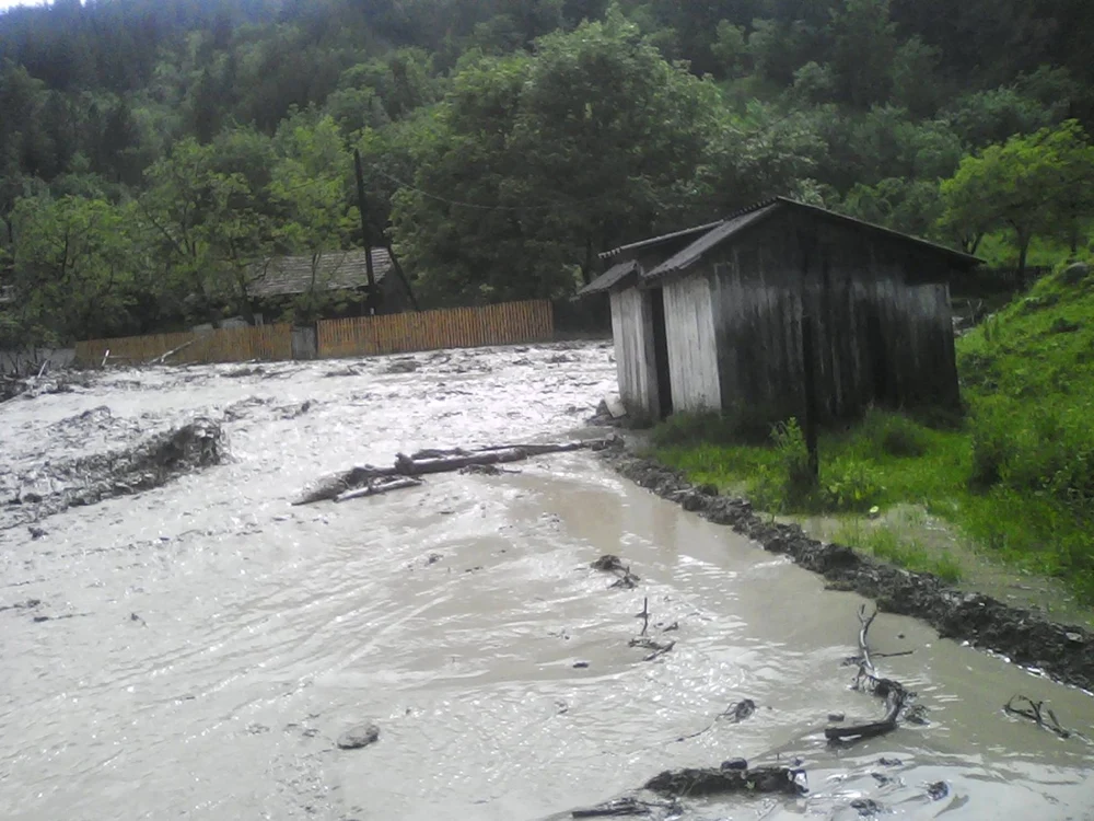 Inundaţii au fost şi la Mânzăleşti