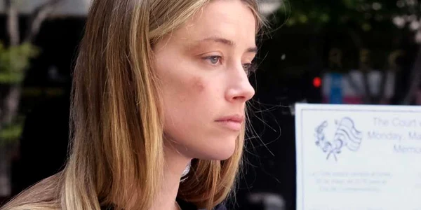 Actriţa Amber Heard părăseşte Curtea Superioară de Justiţie din Los Angeles după ce a dat o declaraţie pe proprie răspundere că soţul ei Johnny Depp i-a aruncat telefonul mobil în faţă lovind-o puternic la ochi şi obraz în timpul unei discuţii aprins