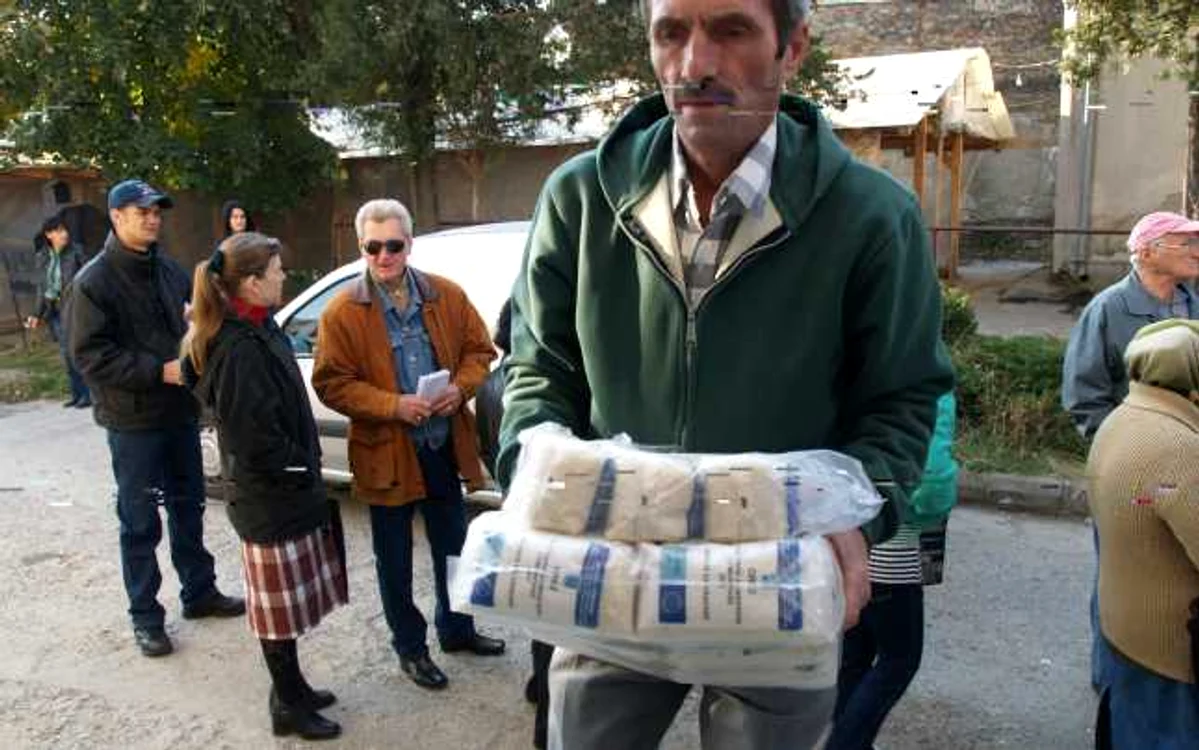 Alimentele vor fi distribuite în ordine alfabetică, pe baza actelor de identitate. FOTO Adevărul Ploieşti