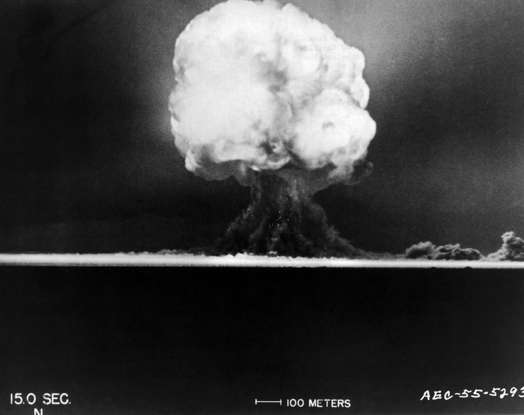 16 iulie: A avut loc primul test nuclear, denumit Trinity, realizat cu o bombă pe bază de plutoniu