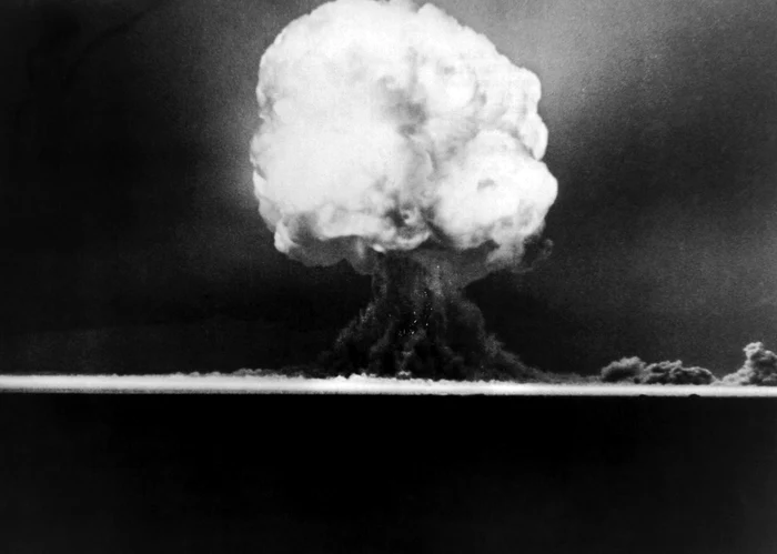 16 iulie: A avut loc primul test nuclear, denumit Trinity, realizat cu o bombă pe bază de plutoniu