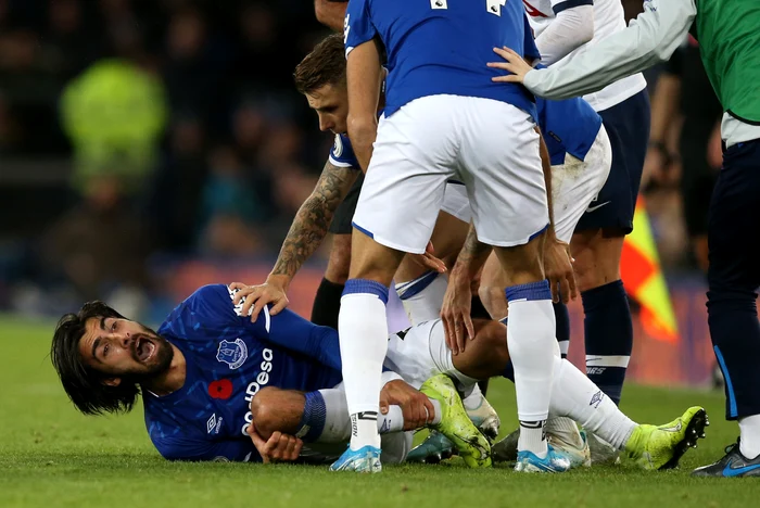 
    Andre Gomes şi-a dislocat glezna dreaptă  