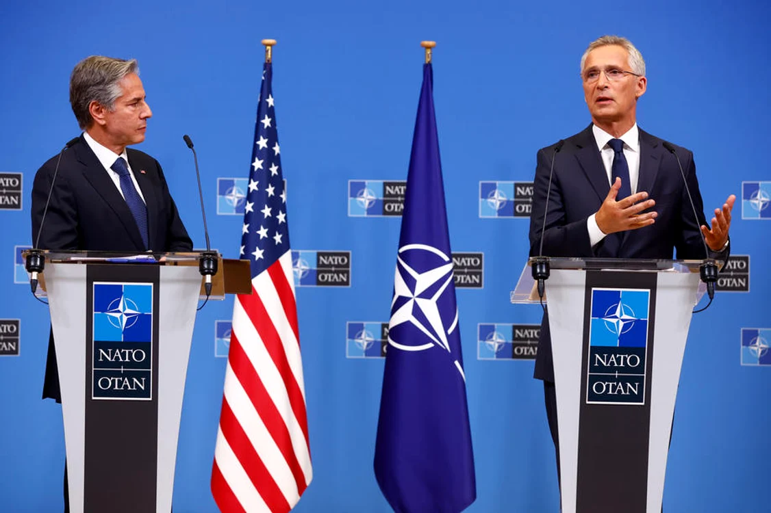 Jens Stoltenberg (dreapta) într-o conferință de presă cu Antony Blinken FOTO EPA-EFE