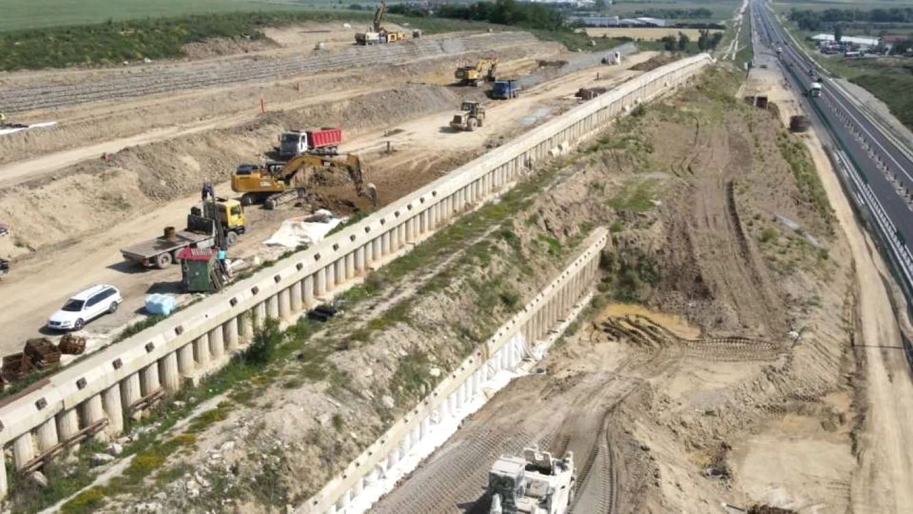Lucrări în zona alunecării de teren de la Oiejdea. Foto: ziarulunirea.ro