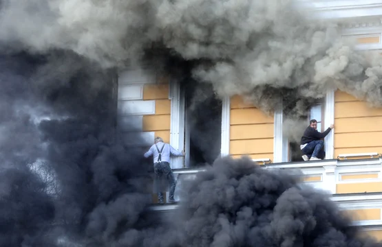 Doi bărbați încearcă să scape din clădirea Academiei Naționale de Științe, cuprinsă de flăcări în urma unui atac cu dronă rusească la Kiev