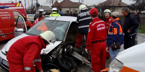 Sapte oameni au fost raniti intr-un accident in urma coliziunii frontale dintre doua Dacii