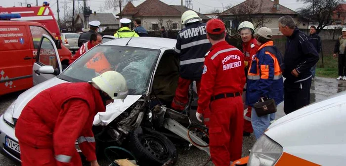 Sapte oameni au fost raniti intr-un accident in urma coliziunii frontale dintre doua Dacii
