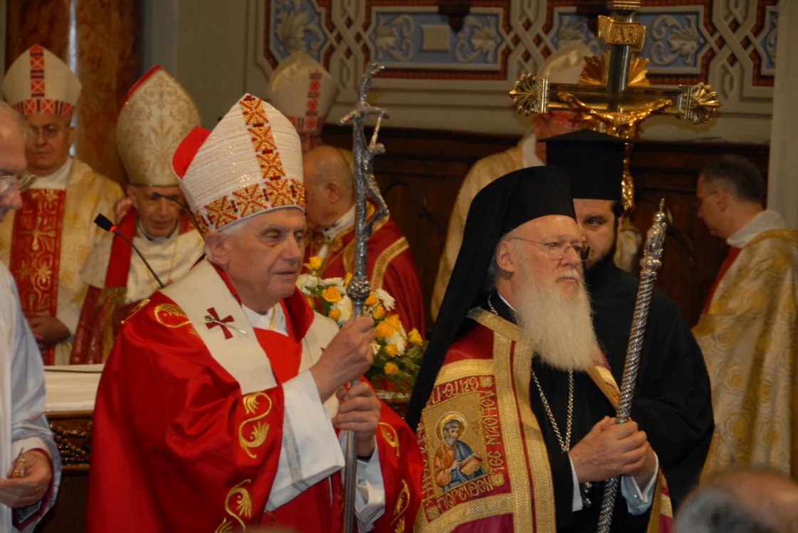 Papa Benedict al XVI-lea şi Patriarhul Ecumenic al Constantinopolului, Bartolomeu I. Sursa:Patriarhia Ecumenică de Constantinopol.
