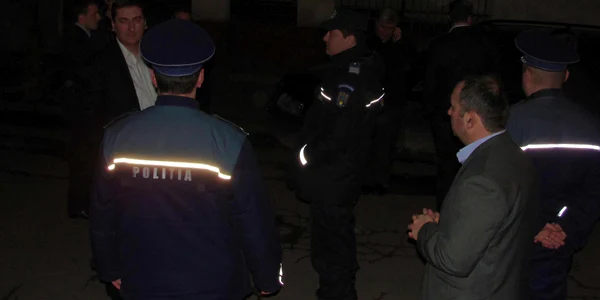 Scandal cu poliţie şi mascaţi între enoriaşii penticostali