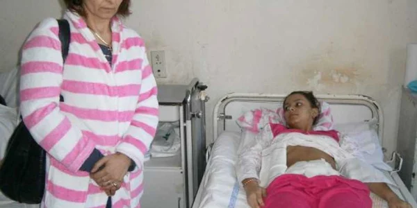 Carla Gusan alături de fiica sa operată