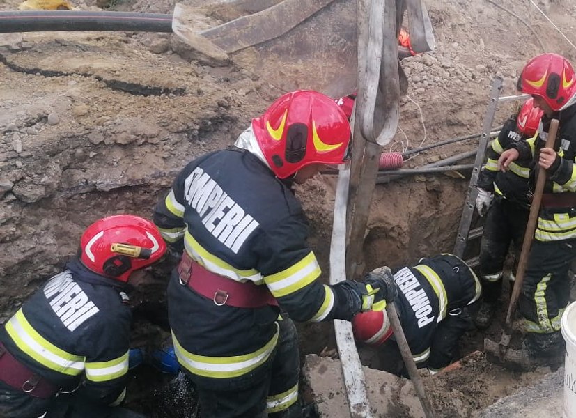 Un mal de pământ s-a prăbușit peste trei muncitori, în județul Galați: o persoană a murit, alta în comă, iar a treia este grav rănită