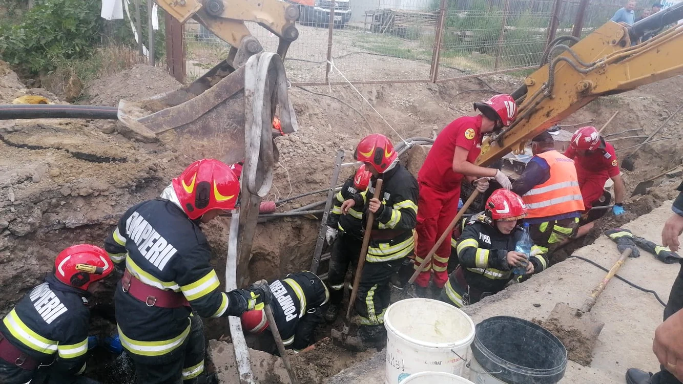 Pompierii au reușit să îi scoată în viață pe cei trei muncitori FOTO ISU Brăila