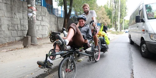 Bicicliştii fracncezi pe strada Columna din Chişinău