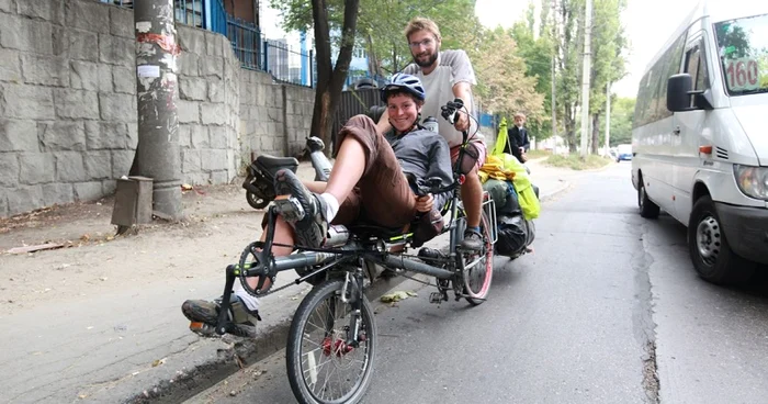 Bicicliştii fracncezi pe strada Columna din Chişinău