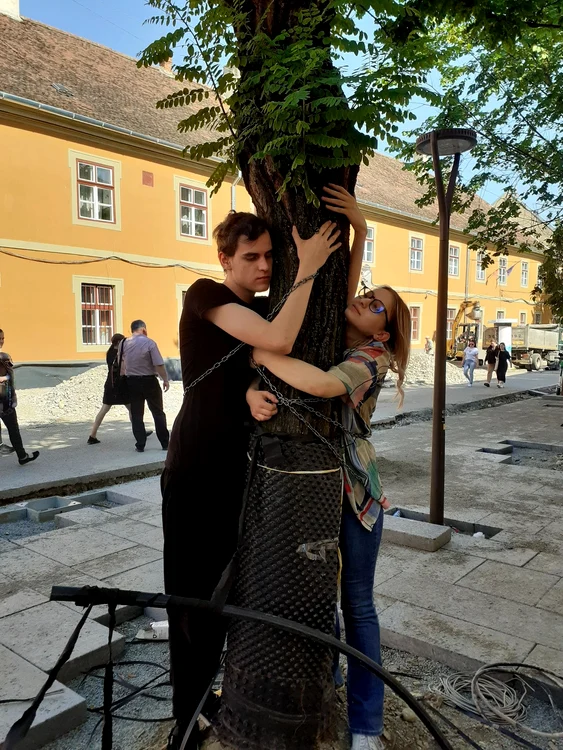 Clujeni legați cu lanțuri pentru a proteja copacii. FOTO: Ramona Dumitrean