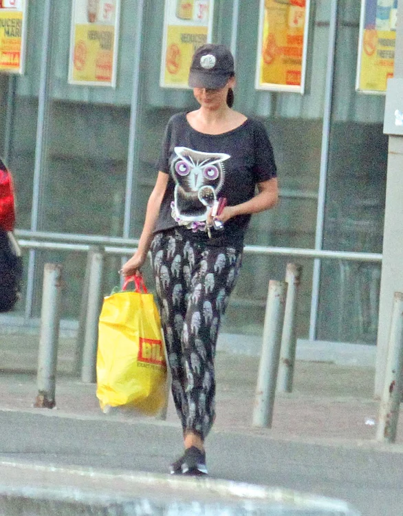 Acum, solista e văzută  mult la cumpărături,  îmbrăcată sport şi  cu plase “la purtător”