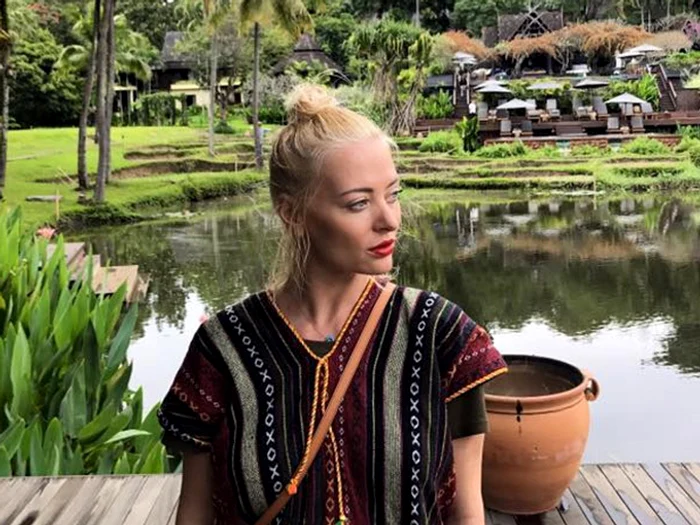 
    Delia, sora ei, mama lor şi micuţa Jessie, împreună pe scena de la Sala Palatului, la spectacolul Acadelia  