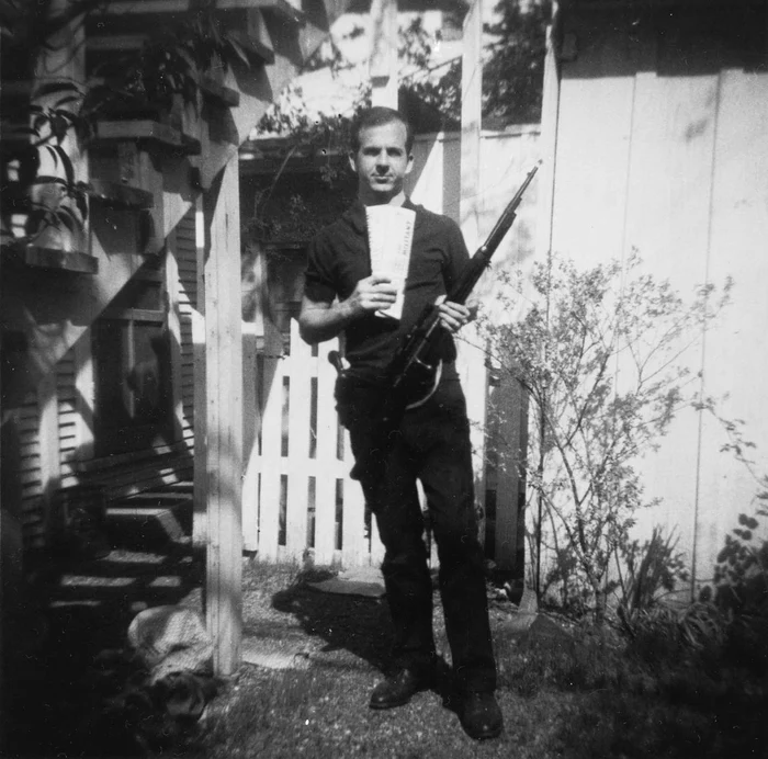 Lee Harvey Oswald, fotografie făcută de soția sa, Marina (© Wikimedia Commons)