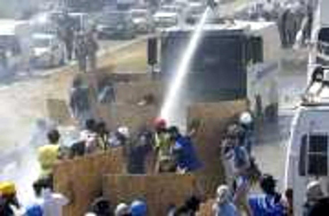 Forţele de ordine au folosit tunuri cu apă şi gaze lacrimogene pentru a dispersa protestatarii adunaţi în faţa tribunalului din Silivri, pe 5 august 2013 FOTO Reuters