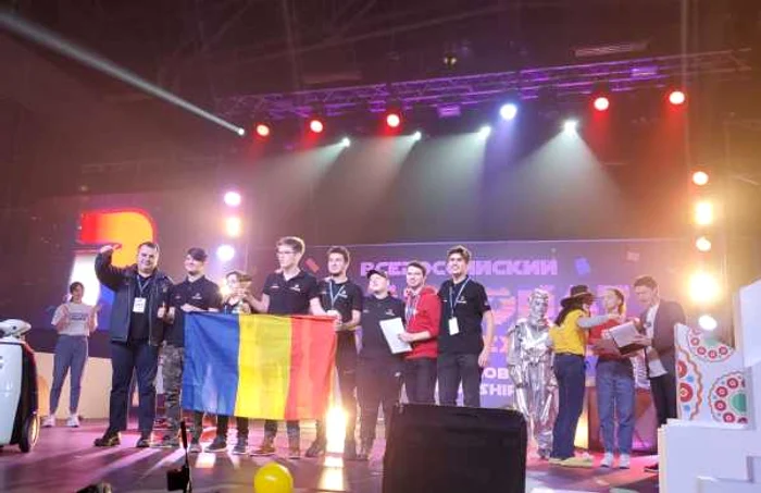 O echipă de liceeni au câştigat primul loc şi medalia de aur la un campionat de Robotică din Rusia FOTO: alianţa AutoVortex