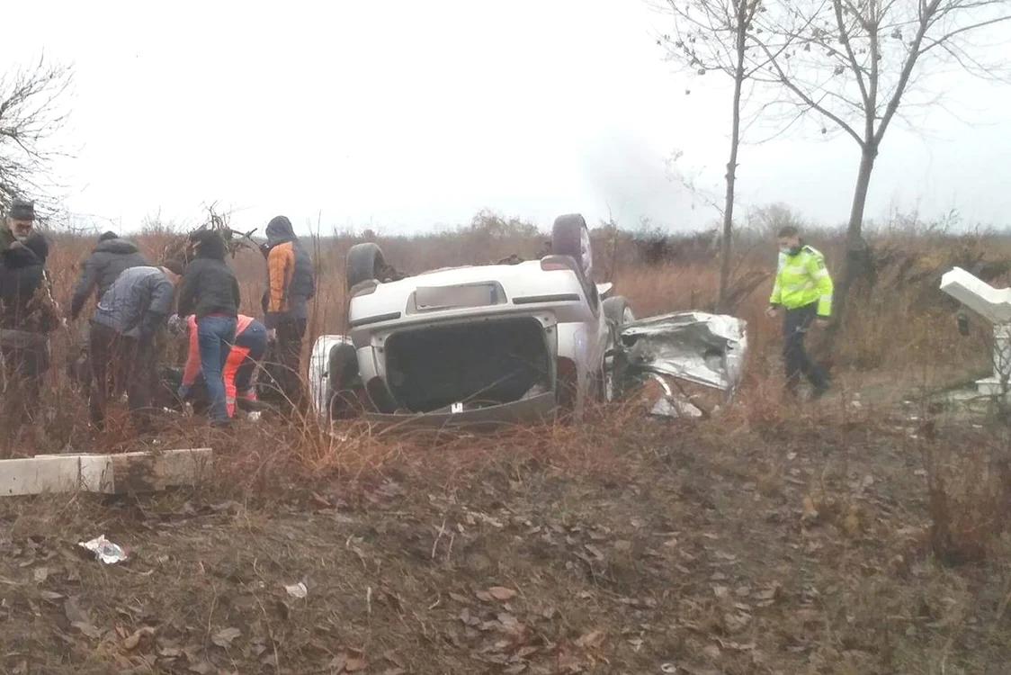 
    Mașina s-a răsturnat în afara părții carosabileFoto: observatornews.ro  