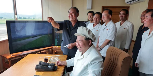 Liderul nord-coreean Kim Jong-un urmărește un test de rachete FOTO EPA-EFE