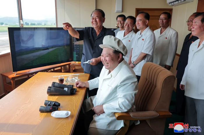 Liderul nord-coreean Kim Jong-un urmărește un test de rachete FOTO EPA-EFE