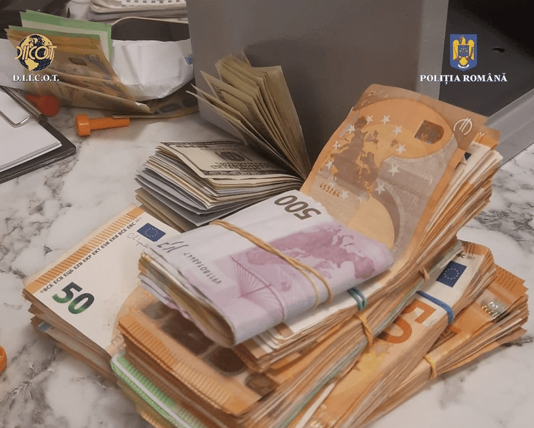 Zeci de lingouri de aur, bijuterii şi sume imense, confiscate. Caz de spălare de bani